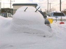 雪に埋もれた車（正面）