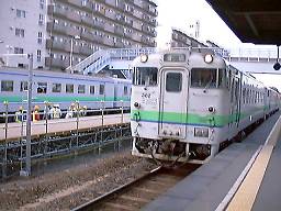 札幌行普通列車が到着